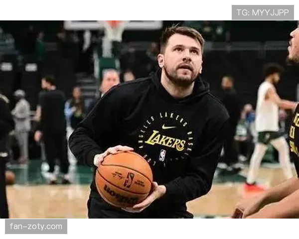 东契奇又在更衣室吃披萨了，这哥们儿真不怕教练骂？