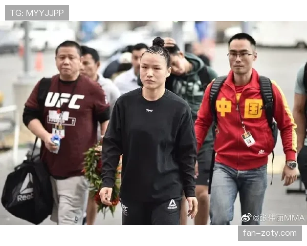 徐灿训练完啃馒头配白水，这自律看得我饭都吃不香了